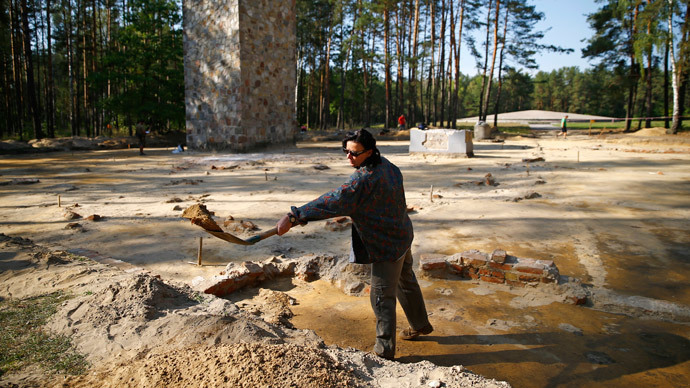 Archeologist and historian Anna Zalewska digs inside the perimeter of a Nazi death camp in Sobibor September 18, 2014.(Reuters / Kacper Pempel)