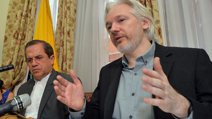 WikiLeaks founder Julian Assange (R) speaks as Ecuador's Foreign Affairs Minister Ricardo Patino listens, during a news conference at the Ecuadorian embassy in central London August 18, 2014. (Reuters / John Stillwell)