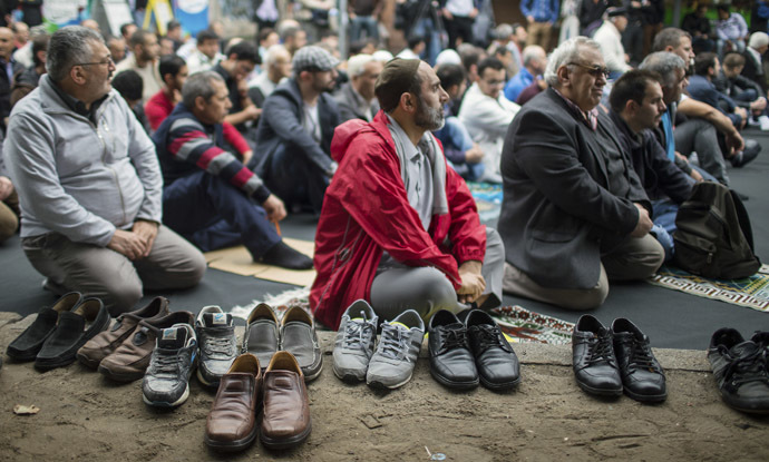 Muslims perform Friday prayers on Skalitzer Strasse (street) in Berlin September 19, 2014. (Reuters/Hannibal)