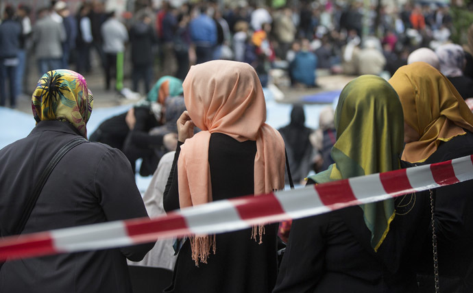 Muslim women with headscarves wait after Friday prayers on Skalitzer Strasse (street) in Berlin September 19, 2014. (Reuters/Hannibal)