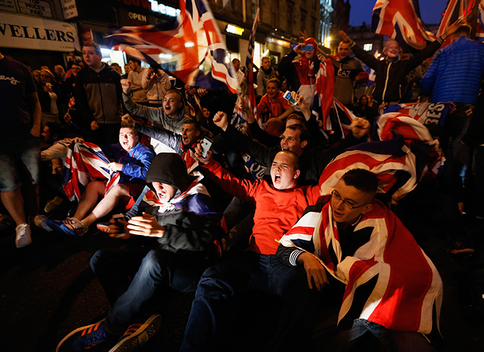 Pro-union protestors chant and wave Union Flags during a demonstration at George Square in Glasgow, Scotland September 19, 2014 (Reuters / Cathal McNaughton)