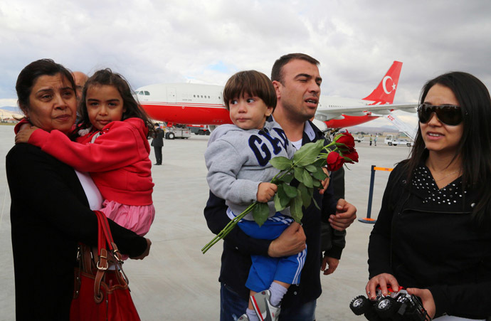 Freed Turkish nationals hostages held by Islamist militants in northern Iraq for more than three months, are welcomed by their relatives at the Esenboga Airport in Ankara, on September 20, 2014. (AFP Photo)