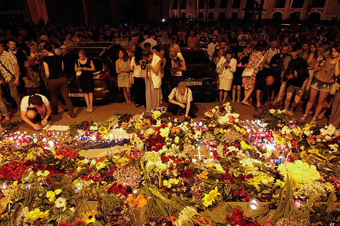 People leave candles and flowers at the Dutch embassy for victims of Malaysia Airlines MH17, which crashed in eastern Ukraine, in Kiev July 17, 2014 (Reuters / Valentyn Ogirenko)