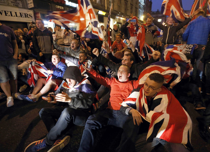 Pro-union protestors chant and wave Union Flags during a demonstration at George Square in Glasgow, Scotland September 19, 2014. (Reuters/Cathal McNaughton)