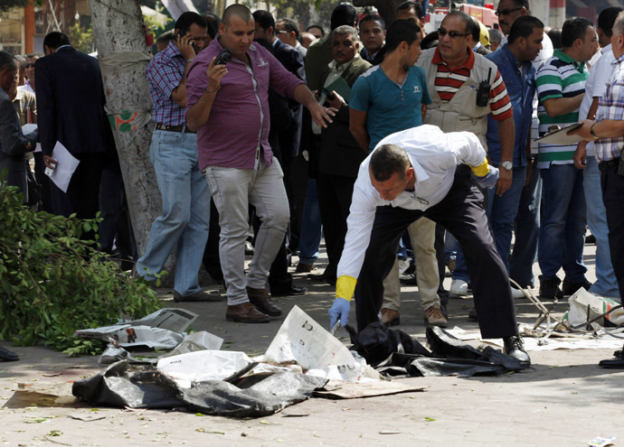 Forensic workers and policemen carry out investigations at the scene of a bomb blast in Cairo, September 21, 2014. (Reuters/Asmaa Waguih)