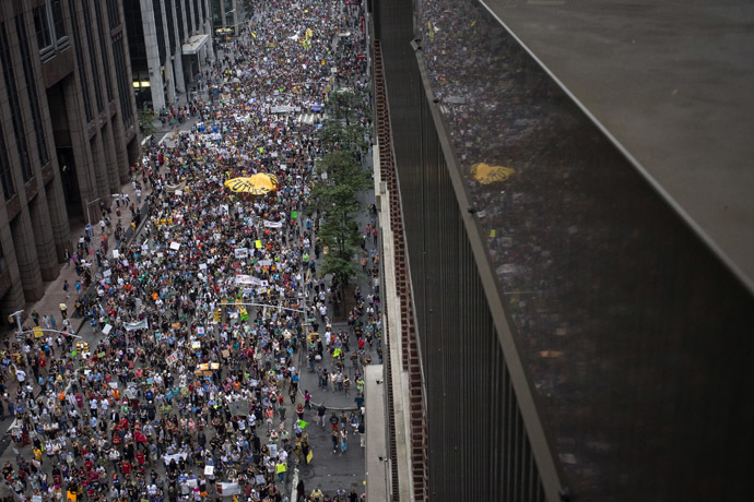 Tens of thousands march down 6th Avenue while taking part in the People's Climate March through Midtown, New York September 21, 2014. (Reuters/Adrees Latif)