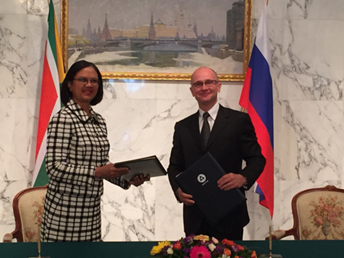 Director General of the State Atomic Energy Corporation Rosatom Sergey Kirienko and South-Africa's Minister of Energy Tina Joemat-Pettersson. (image from www.rosatom.ru)