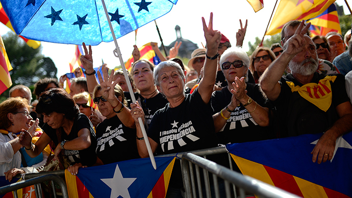 Independentist Catalans react as they wait for the Parliament to pass the regional law to vote on November 9, as they gather outside the Parliament of Catalonia in Barcelona (AFP Photo / Josep Lago)