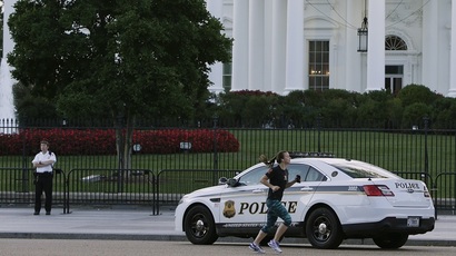 Man jumps White House fence, kicks dog, causes lockdown