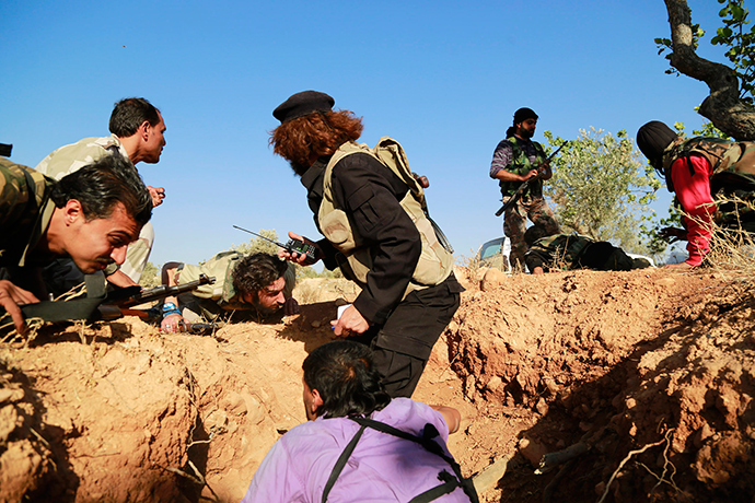 Rebel fighters from Harakat Hazm (Hazm movement) take cover after a mortar shell hits near them in Aleppo's Sheikh Said district (Reuters / Hamid Khatib)