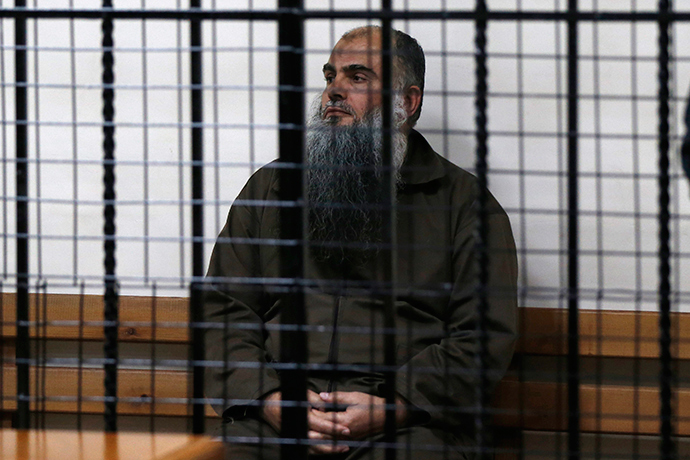 Radical Muslim cleric Abu Qatada sits and waits behind bars before his acquittal at the State Security Court in Amman September 24, 2014 (Reuters / Muhammad Hamed)