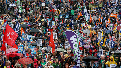 Tens of thousands of NHS workers stage historic pay strike