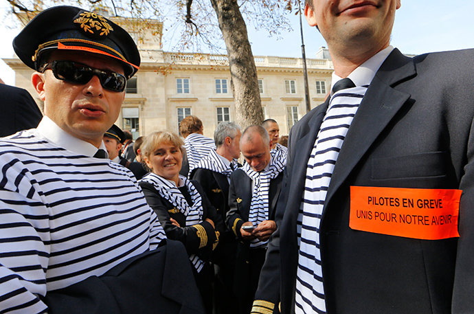 Striking Air France pilots attend a demonstration near the National Assembly in Paris during their second week strike September 23, 2014 (Reuters / Jacky Naegelen)