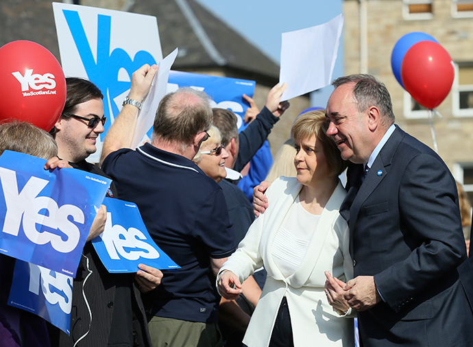 Scotland's First Minister Alex Salmond (R) and deputy First Minister Nicola Sturgeon pose for a photograph as they campaign in Edinburgh, Scotland September 10, 2014 (Reuters / Paul Hackett)