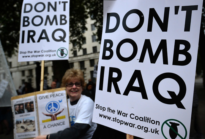 Protester take part in a Stop the War demonstration opposite Downing Street in central London on September 25, 2014.(AFP Photo / Carl Court)