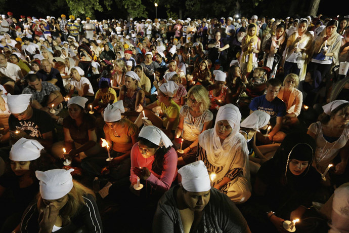 Sikhs and members of the community attend a vigil in Oak Creek, Wisconsin, August 7, 2012. (Reuters/John Gress)