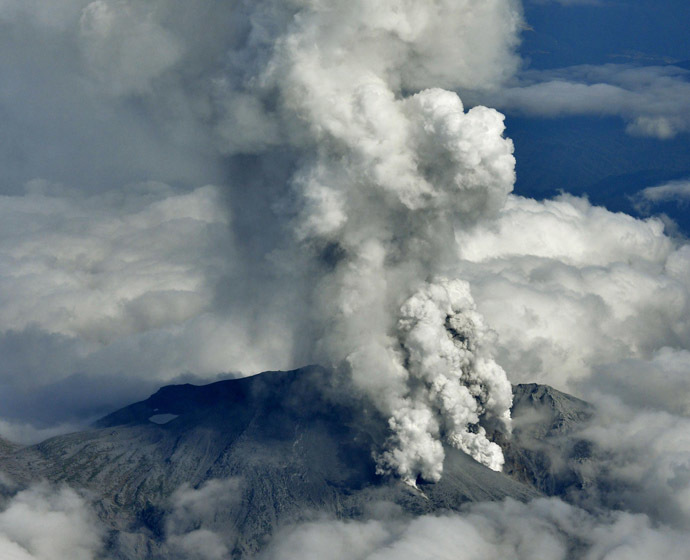 Smoke rises from Mount Ontake, which straddles Nagano and Gifu prefectures September 27, 2014. (Reuters/Kyodo)