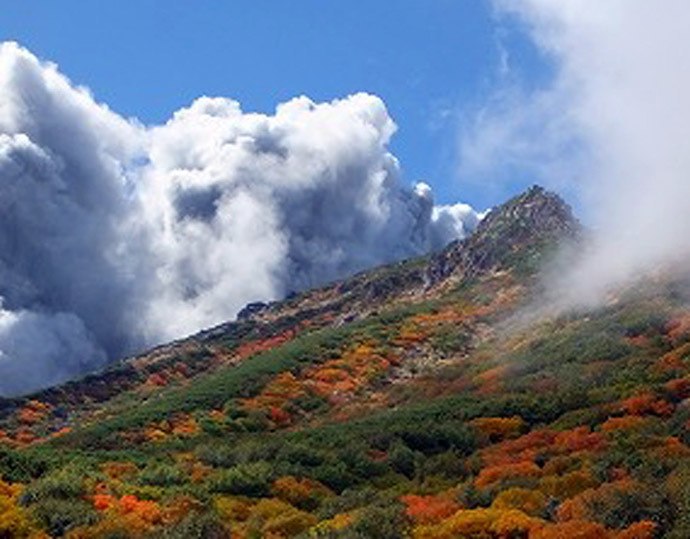 This picture taken by climber Keiji Aoki on September 27, 2014 shows white smoke raising from Mount Ontake as Japan's volcano Ontake erupted in Nagano prefecture, central Japan. (AFP/Jiji Press)