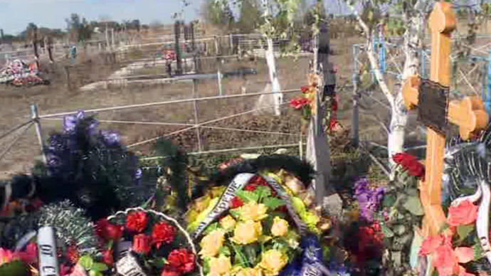 The burial site near the village of Nyzhnia Krynka, 35 kilometers north-east of the city of Donetsk (screenshot from RT video)