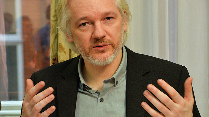 Assange sneaks into US conference... as full-body 3D hologram! (VIDEO)