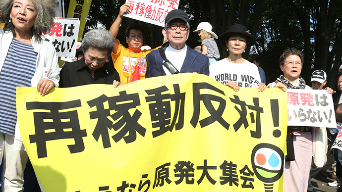 Anti-nuclear demonstrations, including Nobel literature laureate Kenzaburo Oe (C), march in Tokyo on September 23, 2014. (AFP Photo / JIJI Press)