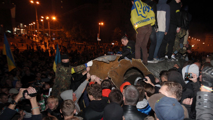 Unknown persons near the toppled monument to Lenin in Kharkov.(RIA Novosti / Sergey Kozlov)