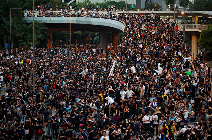 Protesters block the main street to the financial Central district, outside the government headquarters in Hong Kong, September 29, 2014. (Reuters / Carlos Barria)