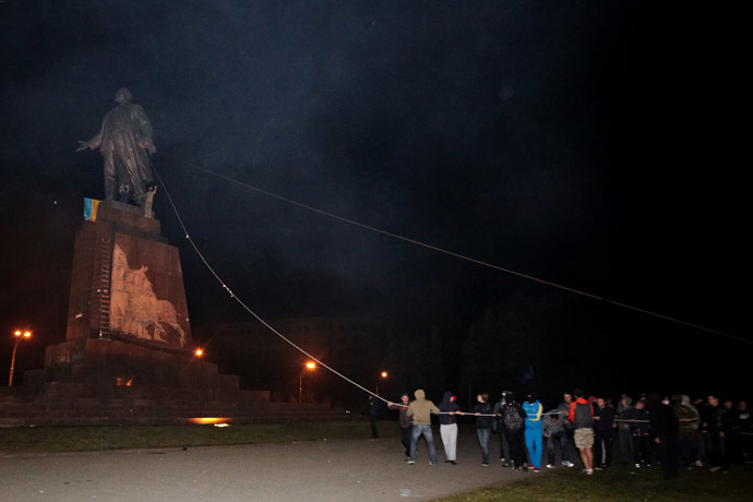 Unknown persons topple a monument to Lenin in Kharkov. (RIA Novosti/ Sergey Kozlov)