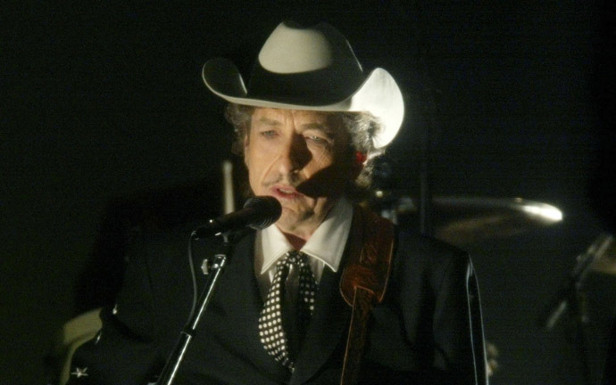 Bob Dylan performs at the 44th Annual Grammy Awards in Los Angeles February 27, 2002. (Reuters/Gary Hershorn)