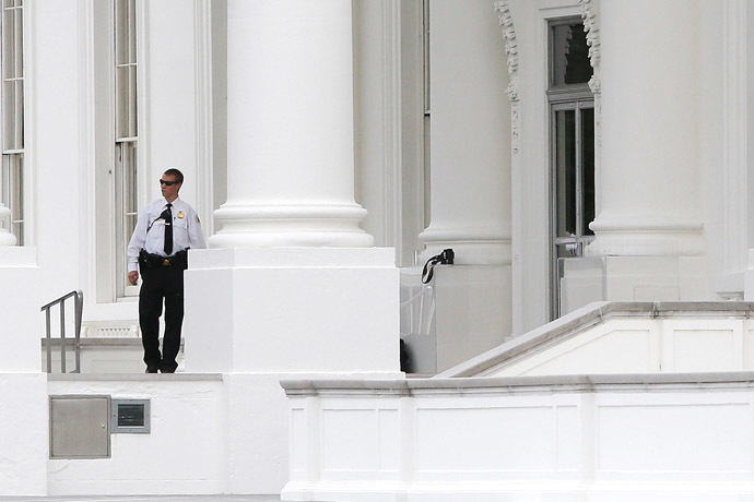 A member of the Uniformed Division of the Secret Service patrols the North Portico of the White House in Washington September 29, 2014. (Reuters/Jonathan Ernst)