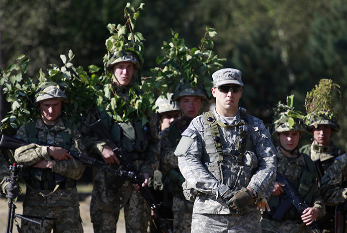 A U.S. serviceman (front), accompanied by Ukrainian soldiers, takes part in military exercises outside the town of Yavoriv near Lviv, September 19, 2014 (Reuters / Roman Baluk)