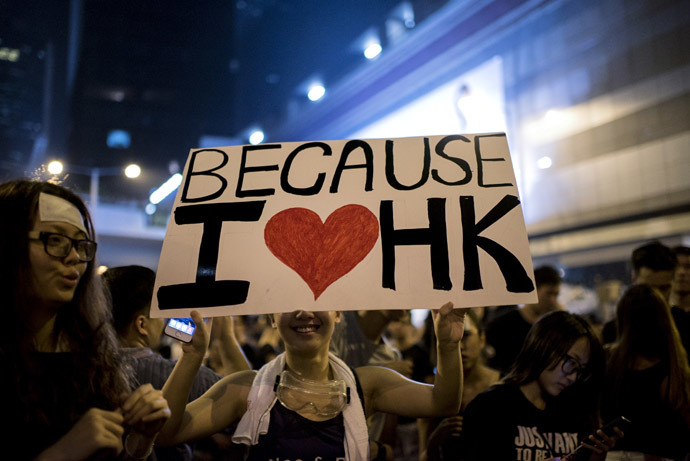 A woman holds a placard at a large protest in Hong Kong on October 1, 2014. (AFP Photo)