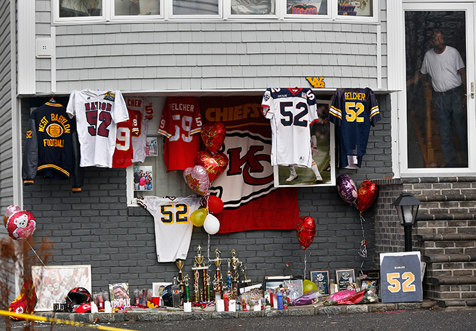 A makeshift memorial for Kansas City Chiefs football player Jovan Belcher is seen outside his mother's home in West Babylon, New York December 4, 2012 (Reuters / Shannon Stapleton)