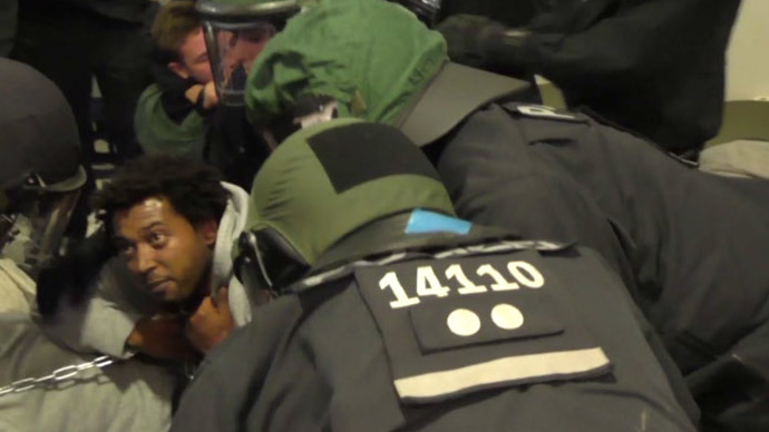 Chained protest: Police clear out refugees resisting eviction in Berlin (VIDEO)