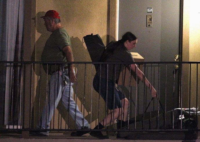 A Red Cross worker delivers bedding materials to an apartment unit at The Ivy Apartments, where a man diagnosed with the Ebola virus was staying in Dallas, Texas October 2, 2014. (Reuters / Mike Stone)