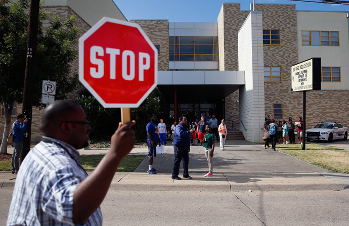 Students are dismissed from Sam Tasby Middle School on October 1, 2014 in Dallas, Texas. (Tom Pennington / Getty Images / AFP)