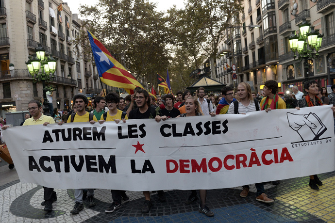 Students hold a banner reading "stop the class, start the democracy" as they protest Spain's constitutional court ruling stopping Catalonia from holding an independence referendum, in Barcelona on October 2, 2014. (AFP Photo / Josep Lago)