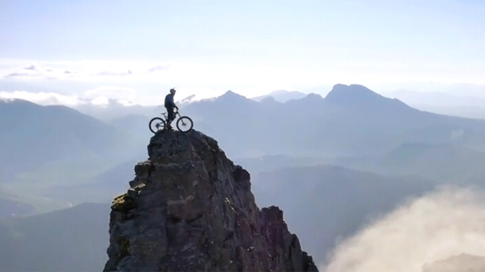 Breathtaking & viral: Death-defying bike ride on Scottish ridge scores over 3mn views (VIDEO)