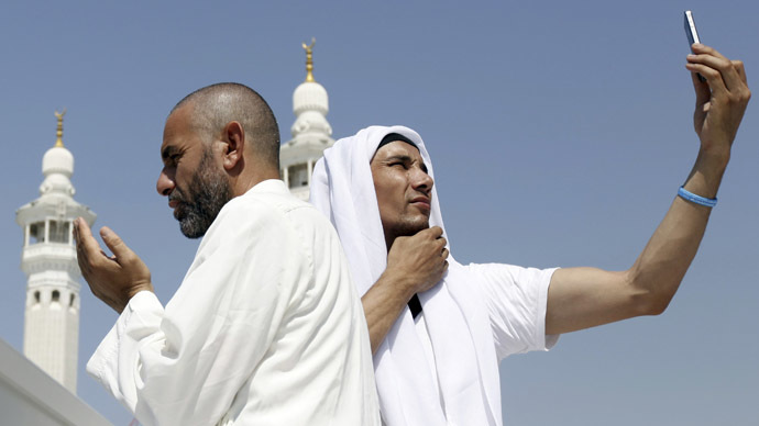 #HajjSelfie goes viral on Twitter, sparks outrage from Muslim clerics