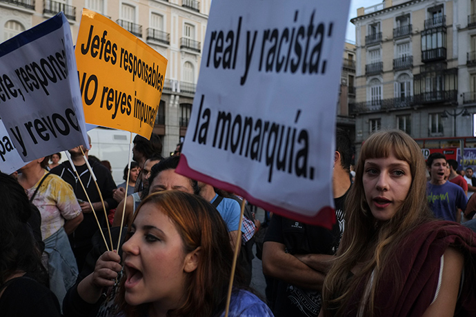 Protestors hold placards during a demonstration dubbed "suround the congress" against the Spanish monarchy, in Madrid on October 4, 2014 (AFP Photo / Pedro Armestre)