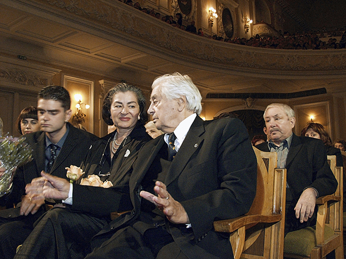 ARCHIVE PHOTO: Actor, producer, and founder of the Taganka Theater with wife Katalin and son in the Moscow Conservatory's Grand Hall (RIA Novosti)