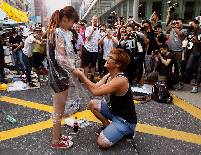 Yau, 22, gets down to his knees and proposes to his girlfriend Chen, 21, both university students and pro-democracy protesters. on a main street which they occupied, at Mongkok shopping district in Hong Kong October 5, 2014 (Reuters / Liau Chung-ren)