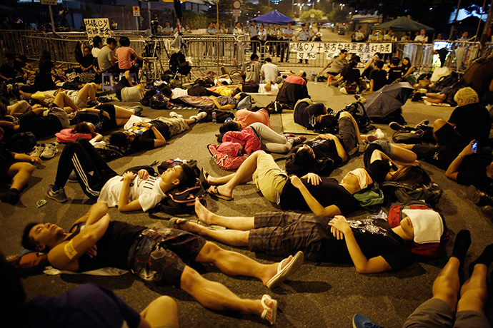 Protesters sleep as they block the entrance of Hong Kong Chief Executive Leung Chun-ying's offices next to the government headquarters building in Hong Kong October 5, 2014 (Reuters / Carlos Barria)