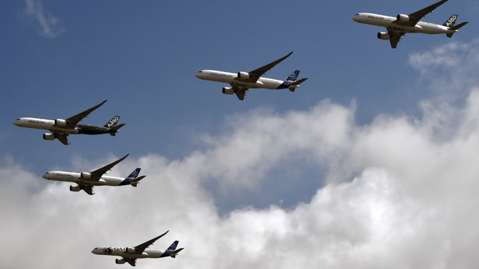 5 Airbus jets conduct breathtaking formation flight (VIDEO)