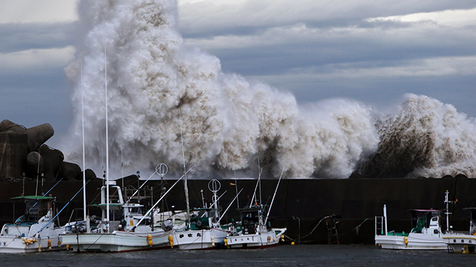 Typhoon hits Japan: 50 injured, 4 swept out to sea, Tokyo drenched (VIDEO)