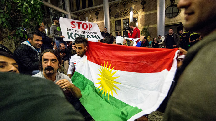 Kurdish demonstrators stage a spontaneous protest in the hall of the Parliament building in The Hague, waving the Kurdish flag, on October 6, 2014.(AFP Photo / Valerie Kuypers)