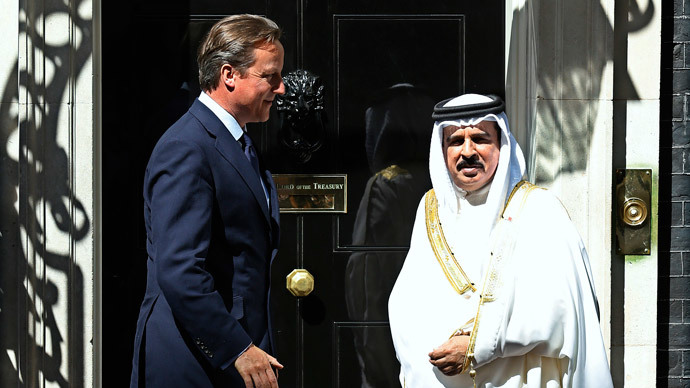 Britain's Prime Minister David Cameron (L) greets Bahrain's King Hamad bin Isa Al Khalifa at Number 10 Downing Street in London (Reuters / Suzanne Plunkett)