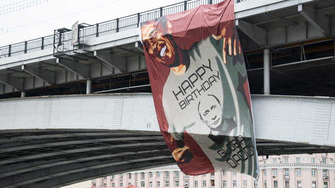 A huge banner depicting U.S. President Barack Obama wearing a T-shirt wishing Russia's President Vladimir Putin a happy birthday, hangs on a bridge in Moscow, October 7, 2014.(Reuters / News Agency Ridus )