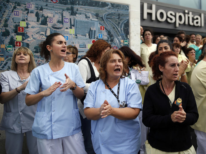 Health workers attend a protest outside La Paz Hospital calling for Spain's Health Minister Ana Mato to resign after a Spanish nurse contracted Ebola, in Madrid, October 7, 2014. (Reuters/Andrea Comas)