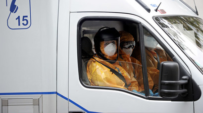​Suspected Ebola carrier wrapped in plastic after Czech police seal off rail station (VIDEO)